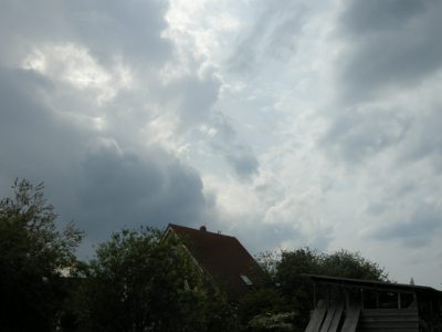 Dunkle, dichte Haufenwolken am Nachmittag vor einem Gewitter