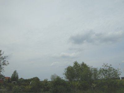 Foto: eine mittelhohe geschlossene Wolkendecke und tiefe Haufenwolken am Mittag vor einem Gewitter