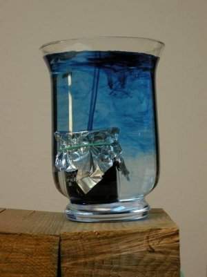 Foto: Experiment zur Konvektion mit gefärbtem Wasser.