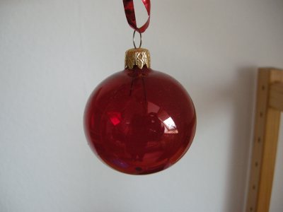 Foto einer durchsichtigen Weihnachtsbaumkugel