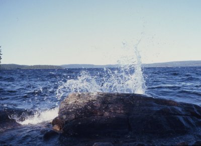 Foto: spritzendes Wasser am Seeufer
